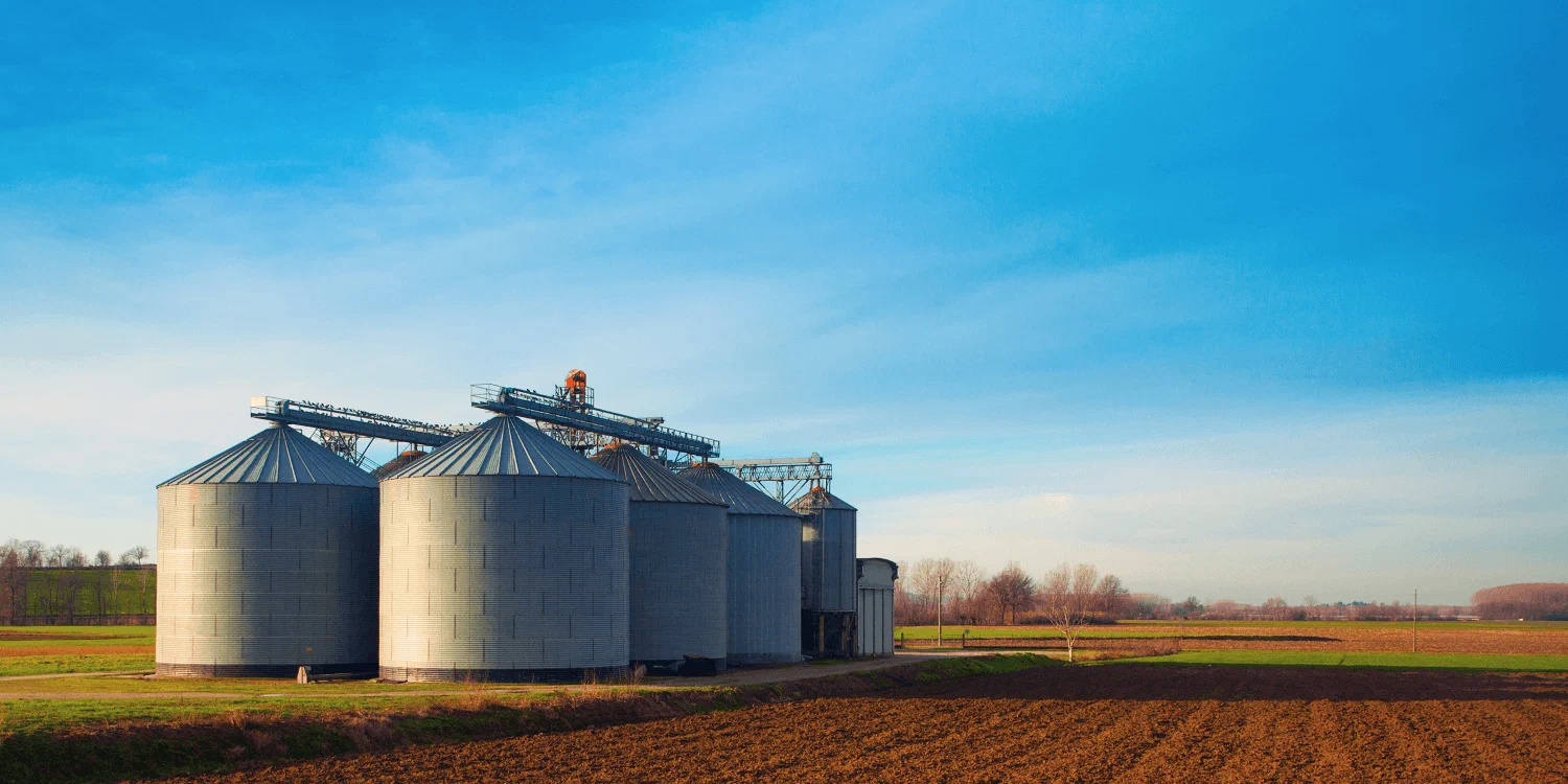 Stock photo (Canva): Kornsiloer kan sammenlignes med data-siloer, der dataene ligger som korn i hvert sitt lukkede system Stock photo (Canva): Kornsiloer kan sammenlignes med data-siloer, der dataene ligger som korn i hvert sitt lukkede system